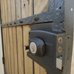 Cerradura Sobrep P/Rejas Mod 323 Negra 30Mm Odis-1770905698062